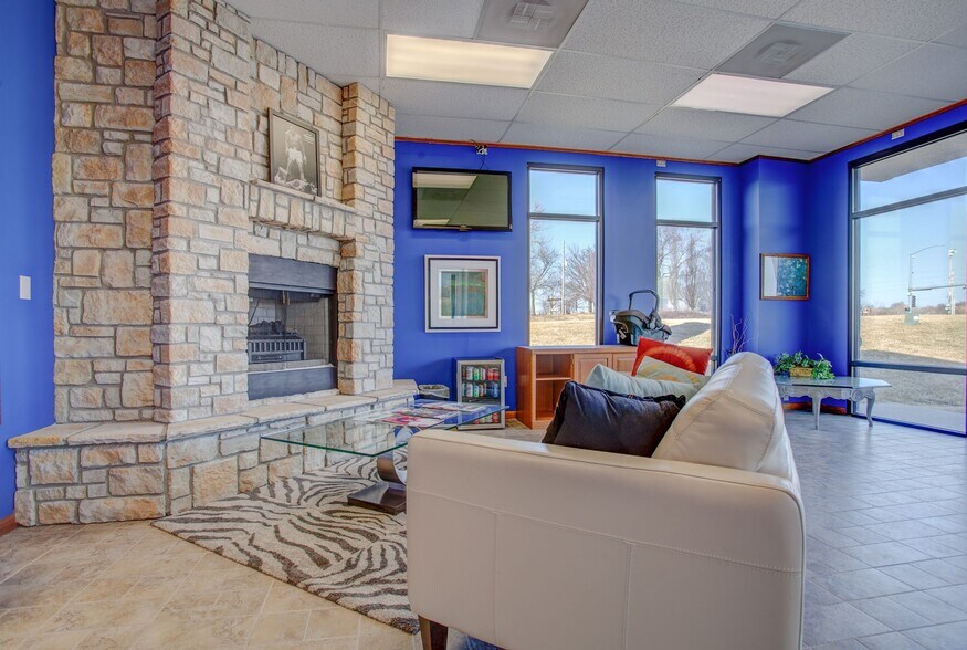 More Photos Of 2311 Wakarusa Dr, Lawrence Freestanding For Lease