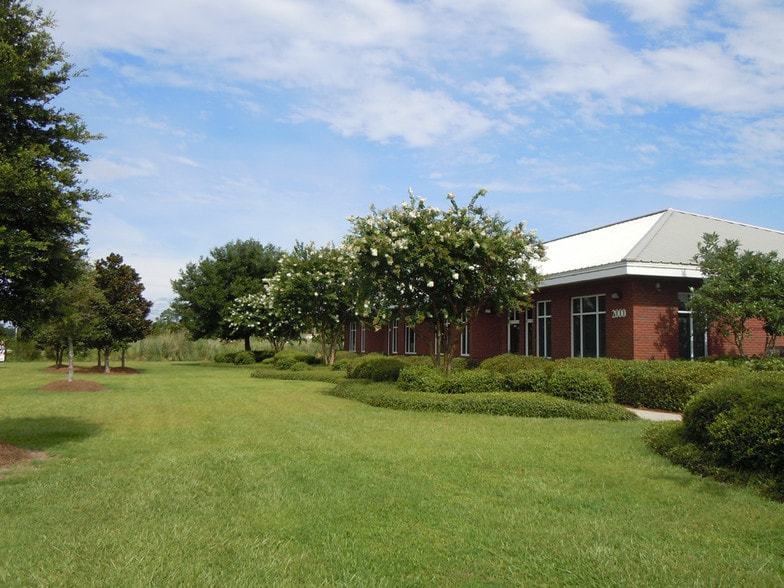 More Photos Of 14231 Seaway Rd, Gulfport Showroom For Lease