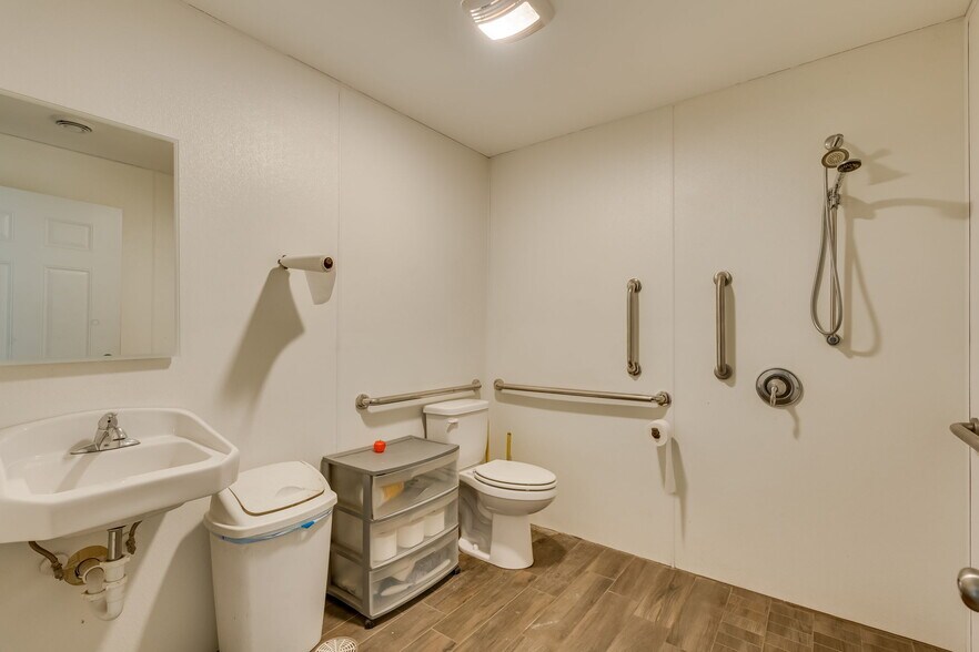 More Photos Of 1072 S Victory Dr, Mankato Warehouse For Sale