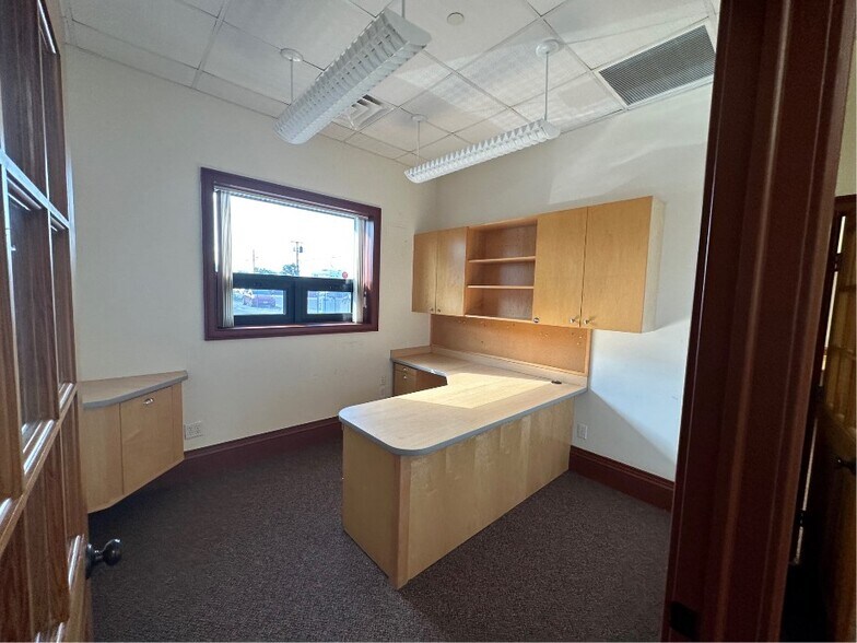 More Photos Of 95 Toledo St, Farmingdale Flex For Lease