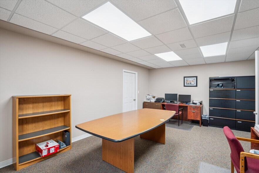 More Photos Of 2721 SW 30th St, Des Moines Office For Sale