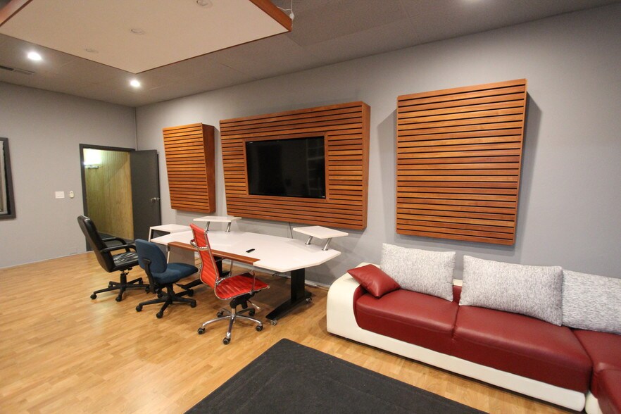 More Photos Of 16760 Stagg St, Van Nuys Warehouse For Lease