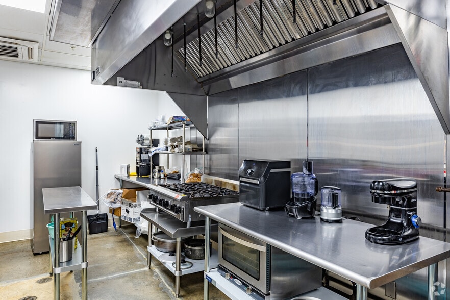 More Photos Of 18 N Dollins Ave, Orlando Warehouse For Lease