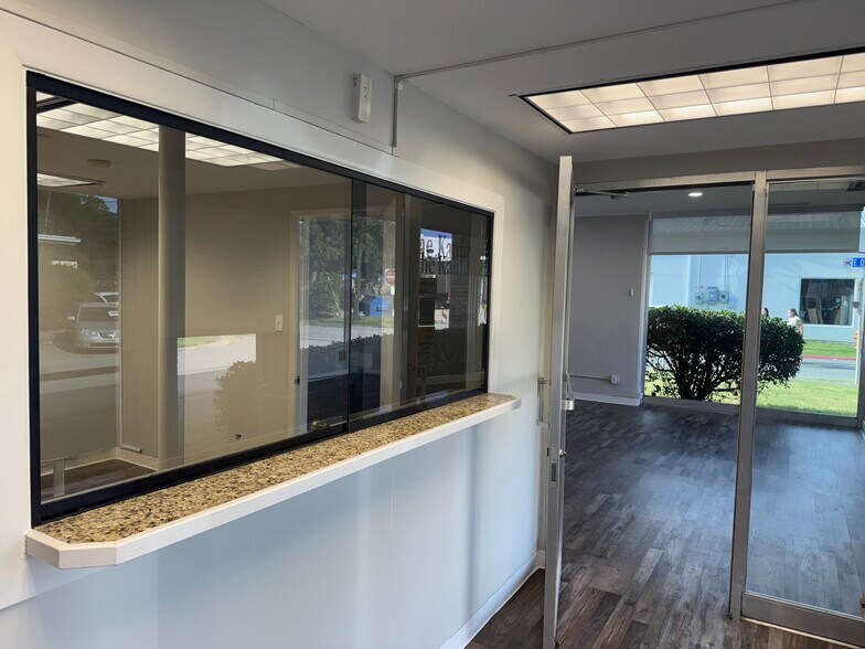 More Photos Of 300 N Washington St, Kaufman Office For Lease