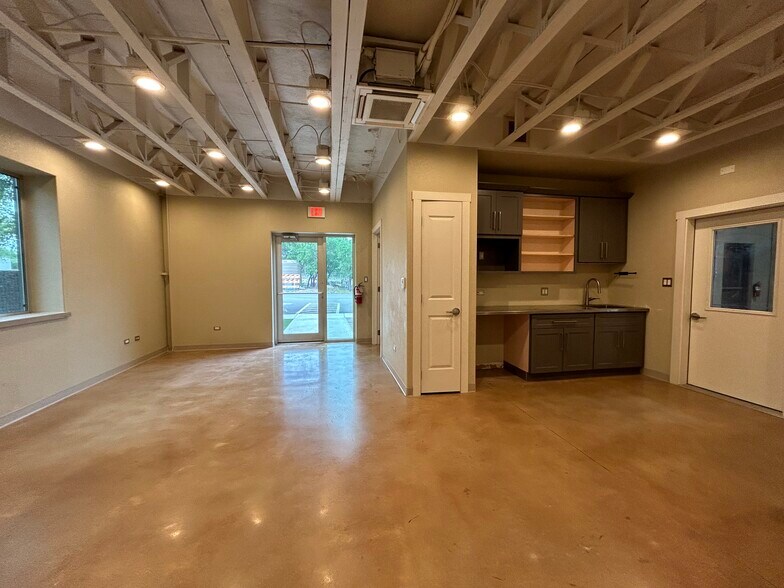 More Photos Of 9 Spanish Pass Rd, Boerne Showroom For Lease