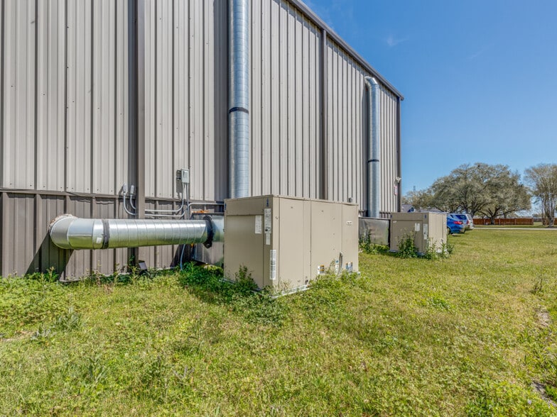 More Photos Of 10711 Hidden Lake Ln, Richmond Distribution For Sale