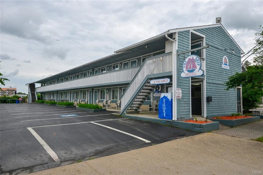 Primary Photo Of 6 Market St, Alexandria Bay Hotel For Sale