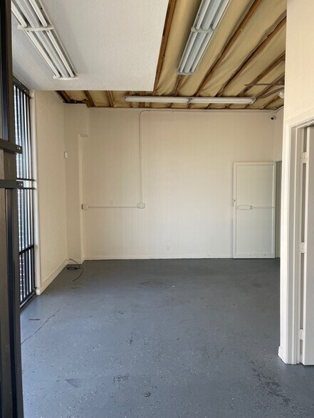 More Photos Of 953 E Sahara Ave, Las Vegas Storefront Retail Office For Lease