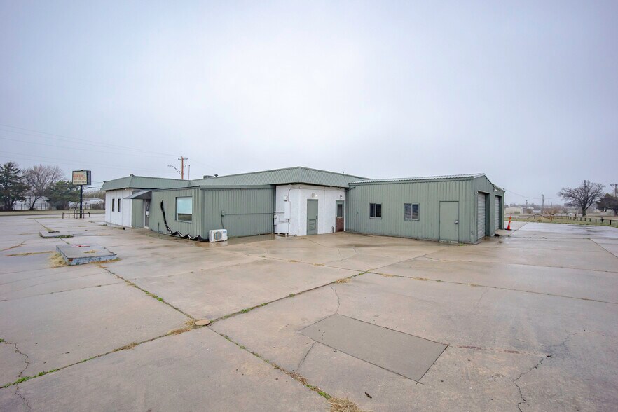 More Photos Of 401 S Ranchwood Blvd, Yukon Flex For Sale