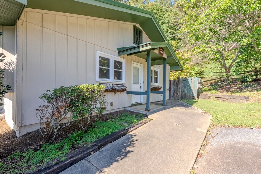 More Photos Of 8356 Sylva Rd, Franklin Office For Sale