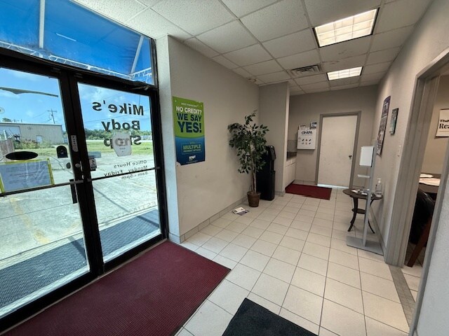 More Photos Of 1417 S Velasco St, Angleton Service For Sale