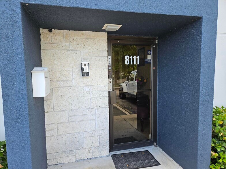 More Photos Of 8111-8119 NW 33rd St, Miami Warehouse For Sale