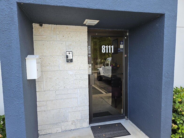 More Photos Of 8111-8119 NW 33rd St, Miami Warehouse For Sale