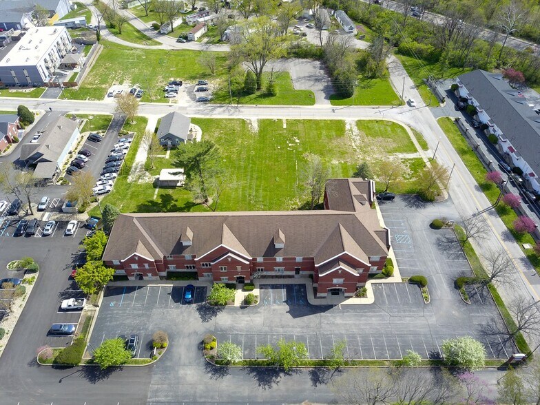 More Photos Of 639 S Walker St, Bloomington Office For Sale