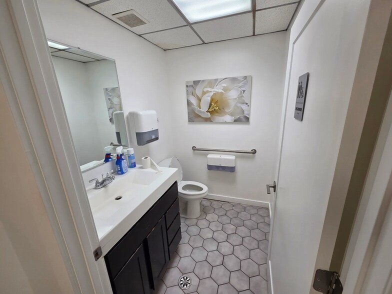 More Photos Of 3918 W 63rd St, Chicago Medical For Sale