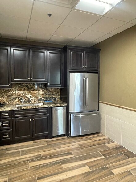 More Photos Of 511 University Dr E, College Station Office For Lease