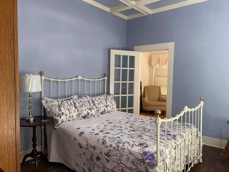 More Photos Of 205 SW Barnard St, Glen Rose Hotel For Sale