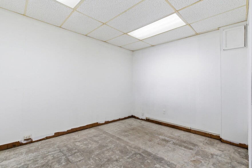 More Photos Of 1718 E Meadowmere St, Springfield General Retail For Lease