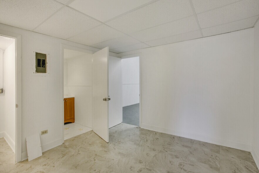 More Photos Of 1500-1536 S Dixie Hwy, Pompano Beach Showroom For Lease