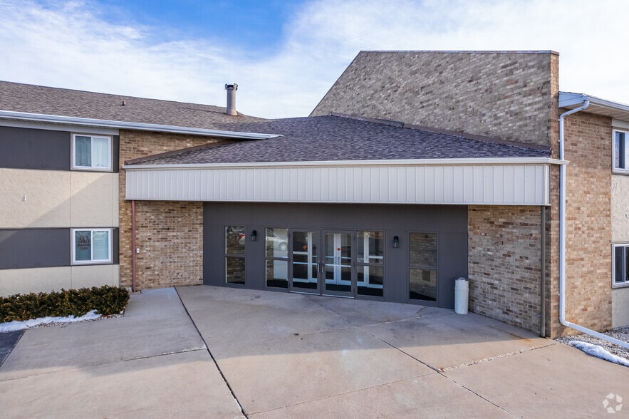 More Photos Of 1600 Shawano Ave, Green Bay Office For Lease