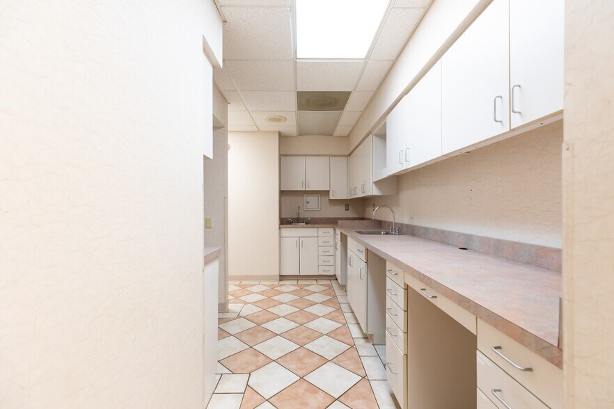 More Photos Of 640 S Walker St, Bloomington Medical For Sale