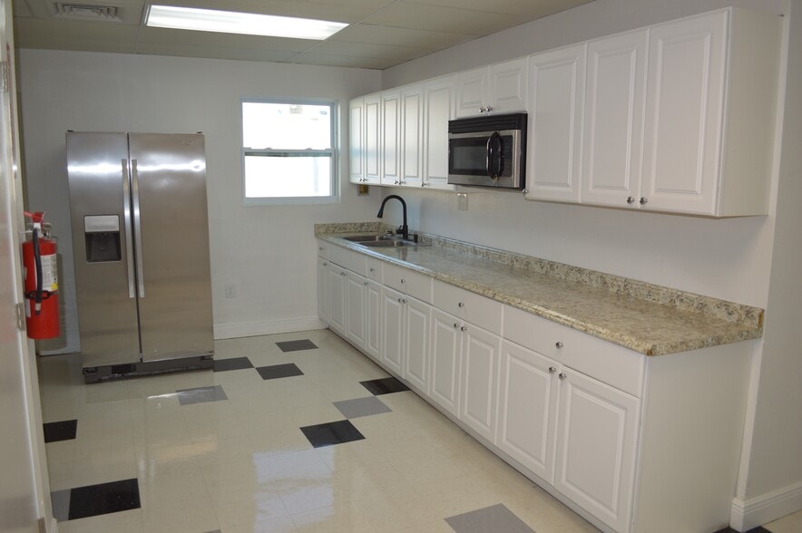 More Photos Of 2979 N 46th Ave, Saint Petersburg Office For Lease