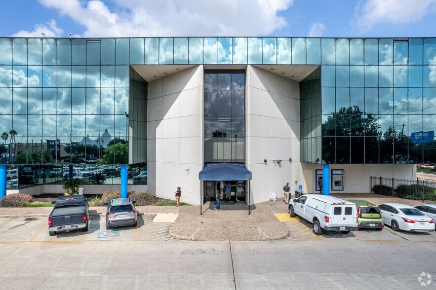 More Photos Of 2900 Woodridge Dr, Houston Office For Lease