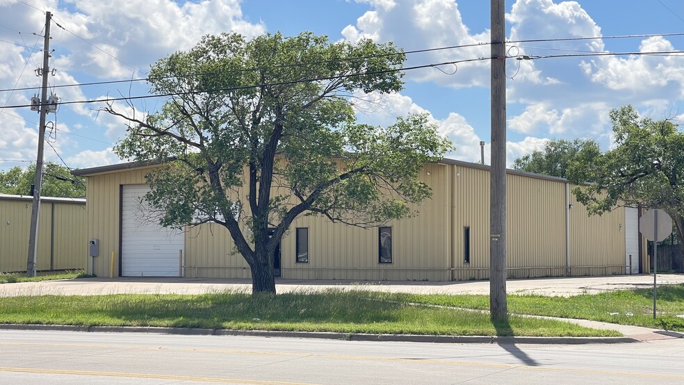 Primary Photo Of 2437 S Meridian Ave, Wichita Warehouse For Lease