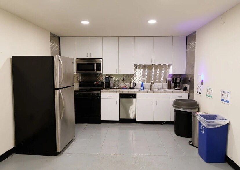 More Photos Of 560 4th St, San Francisco Showroom For Lease