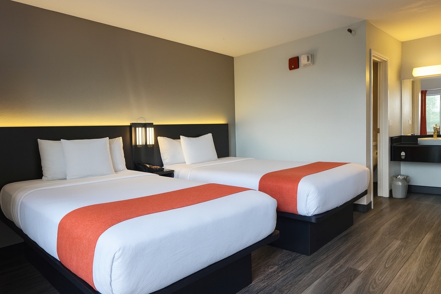 More Photos Of 2300 Cleveland Ave N, Saint Paul Hotel For Sale