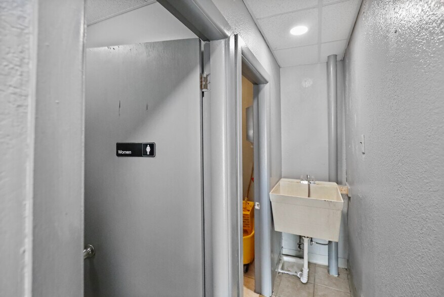 More Photos Of 1850 Easton Blvd, Des Moines Storefront Retail Residential For Sale