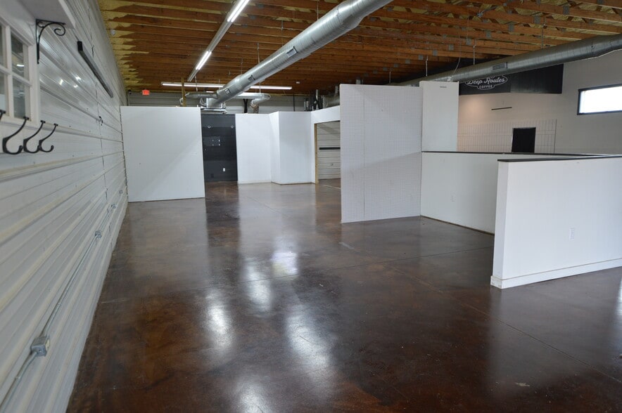 More Photos Of 215 Shannon Rd E, Sulphur Springs Freestanding For Sale