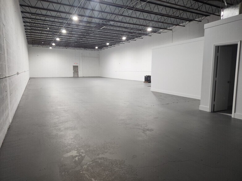 More Photos Of 460 W 84th St, Hialeah Showroom For Lease