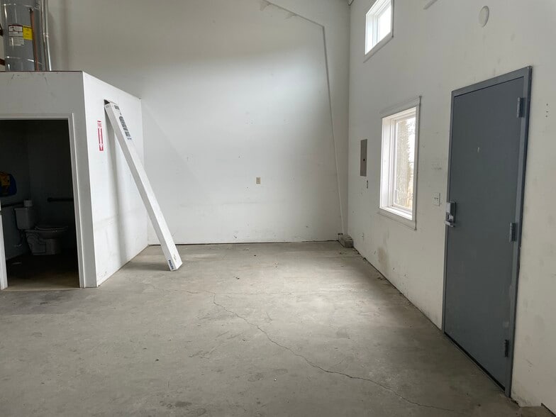 More Photos Of 701 River Dr S, Great Falls Light Distribution For Lease