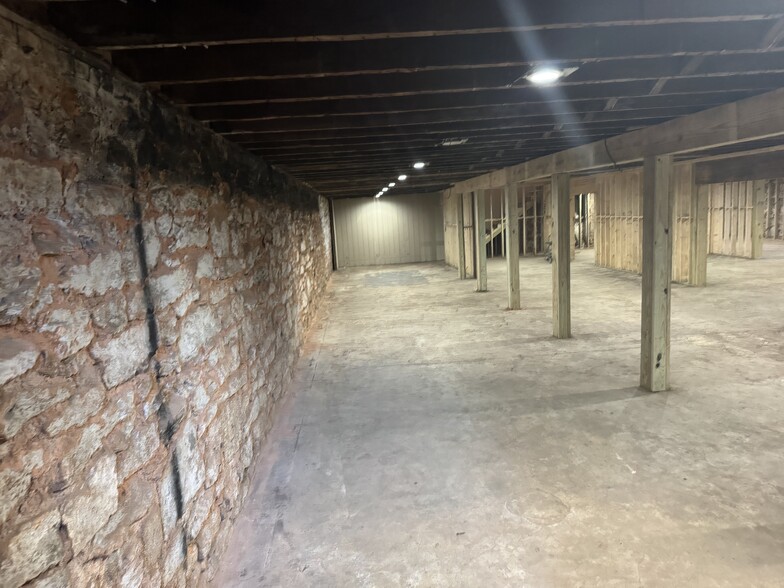 More Photos Of 116 W Solomon St, Griffin Restaurant For Lease