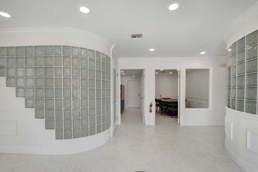More Photos Of 830 N Federal Hwy, Lake Worth Office For Lease