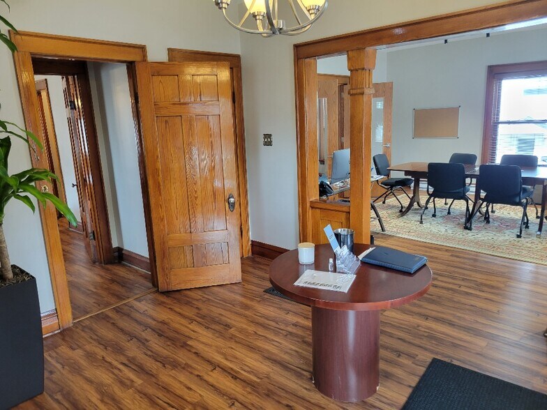 More Photos Of 117 W Willow Ave, Wheaton Office For Lease
