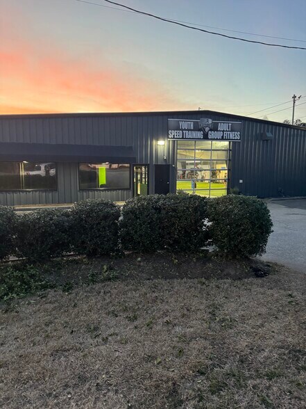 Primary Photo Of 18837 Statesville Rd, Cornelius General Retail For Lease