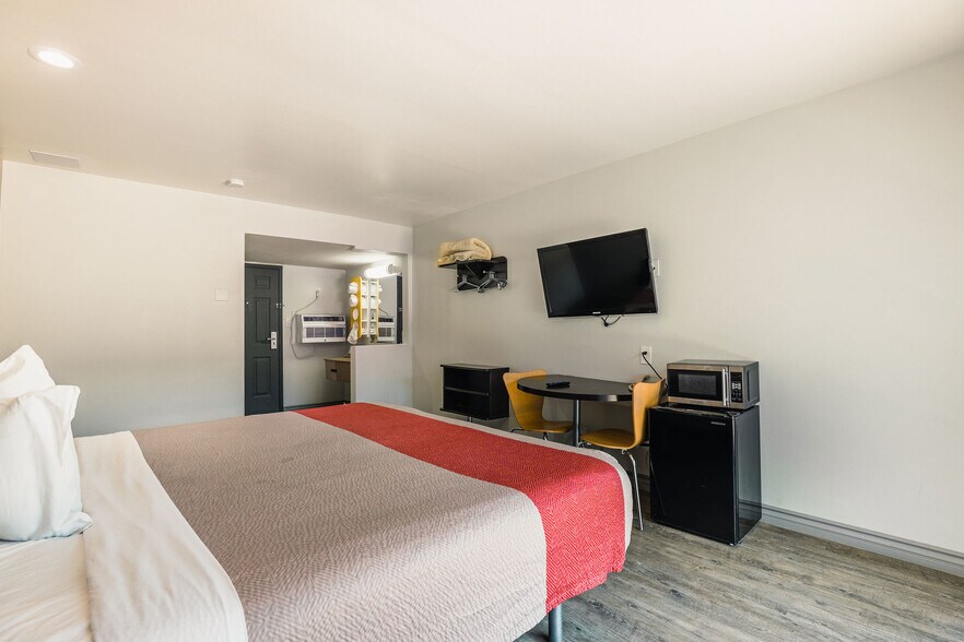 More Photos Of 1350 W Main St, Barstow Hotel For Sale