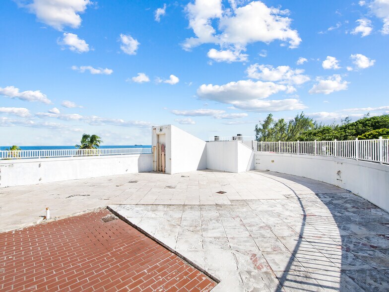 More Photos Of 900 Sunrise Ln, Fort Lauderdale Bar For Sale