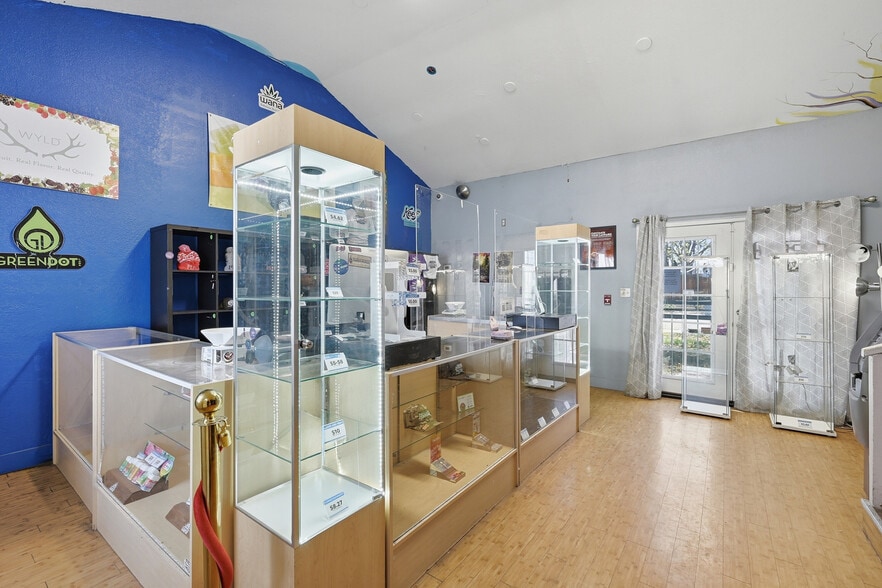 More Photos Of 2553 Sheridan Blvd, Edgewater Storefront Retail Office For Sale
