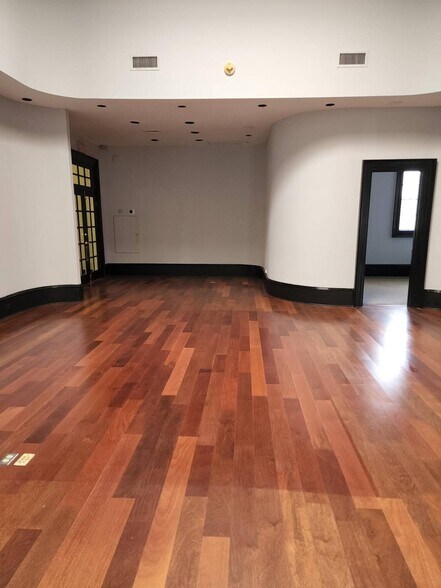 More Photos Of 3155 Roswell Rd NE, Atlanta Office For Sale