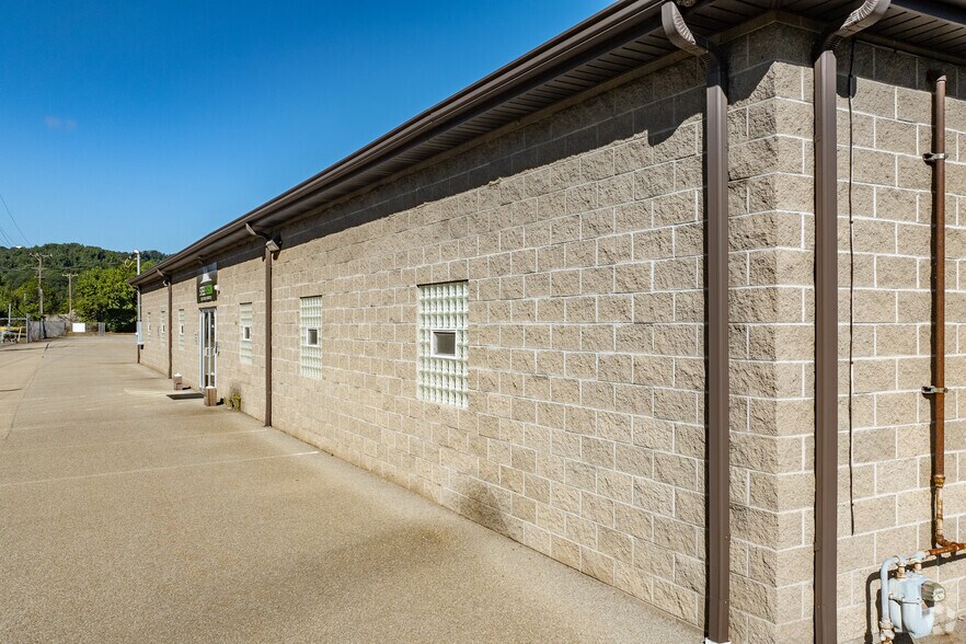 More Photos Of 1103 Donner Ave, Monessen Showroom For Sale