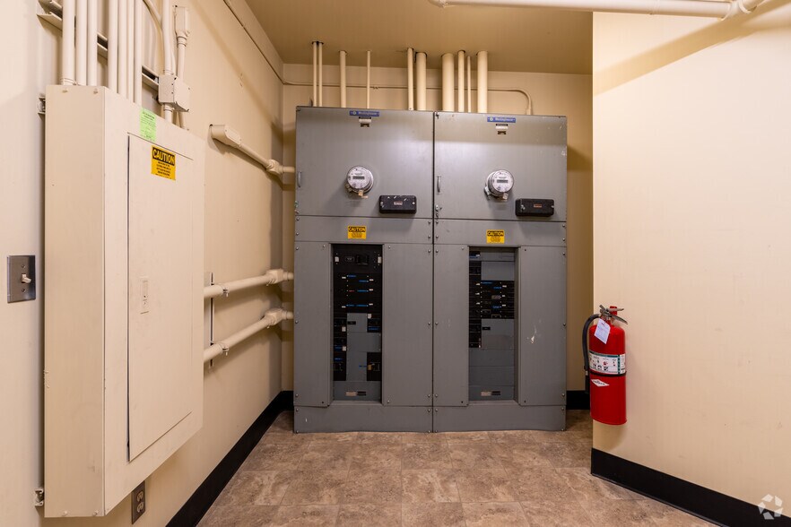 More Photos Of 30 S Mission St, Wenatchee Bank For Sale