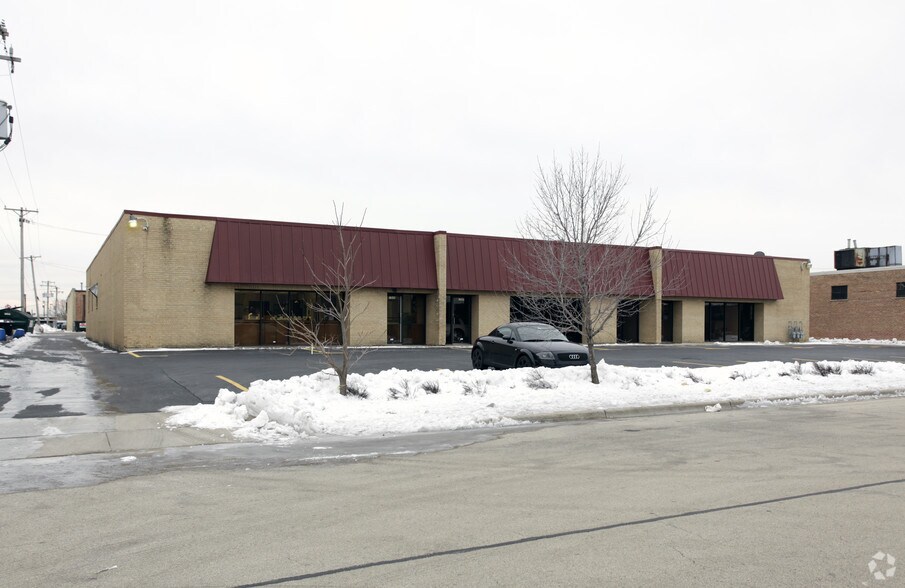 More Photos Of 1545-1549 Burgundy Pky, Streamwood Showroom For Lease