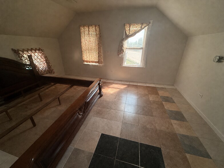 More Photos Of 231 N Milwaukee Ave, Wheeling Freestanding For Sale