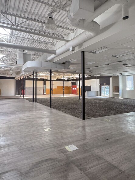 More Photos Of 5008-5010 Macleod Trl SW, Calgary General Retail For Sale