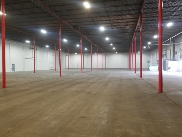 More Photos Of 4490 Steelway Blvd S, Liverpool Warehouse For Lease
