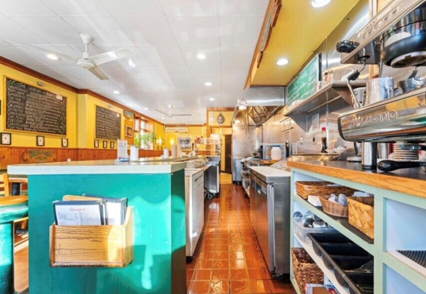 More Photos Of 302-304 City Island Ave, Bronx Storefront For Sale