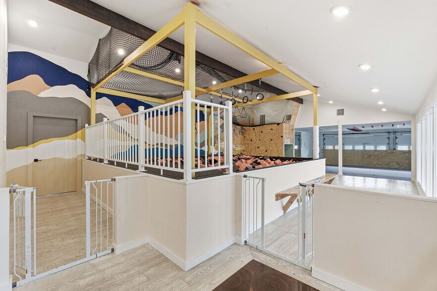 More Photos Of 13617 Fitzhugh Rd, Austin Showroom For Lease